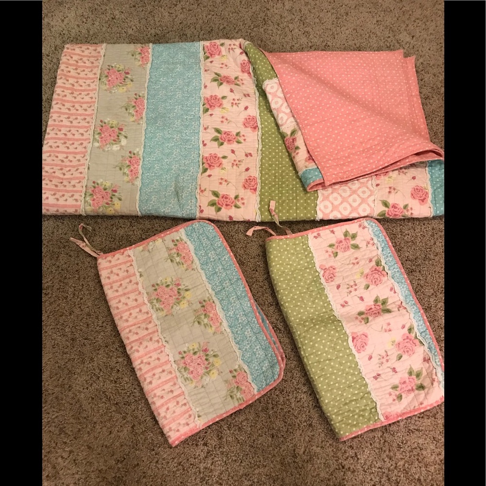 Queen reversible quilt set